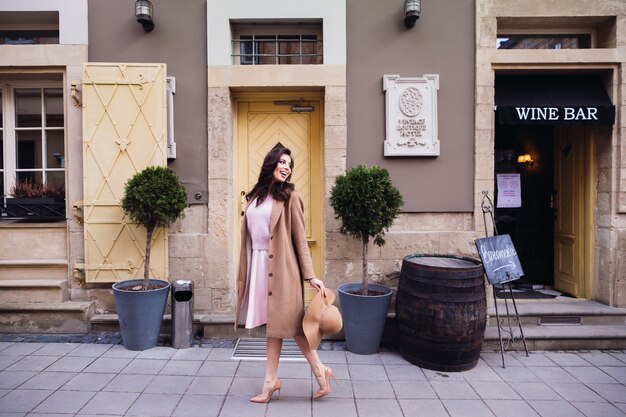 La donna guarda oltre la sua spalla camminando lungo la strada