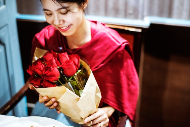 La donna ha ottenuto il mazzo della rosa rossa