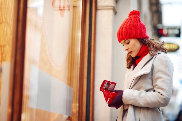 La donna ha speso tutti i suoi soldi durante lo shopping invernale