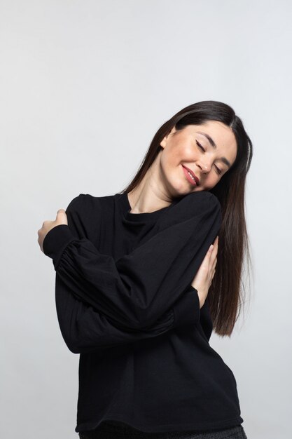 La donna in maglione nero dimostra gioia