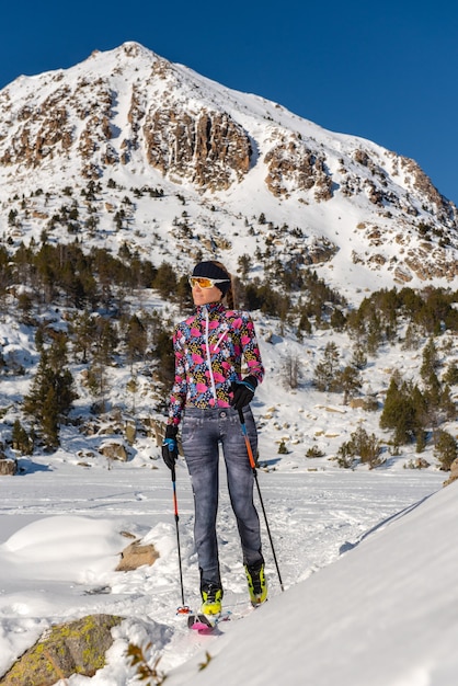 La donna in montagna a praticare lo sci di montagna nei Pirenei di Andorra