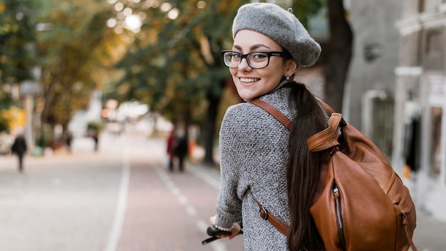 La donna in sella alla bicicletta da dietro il colpo