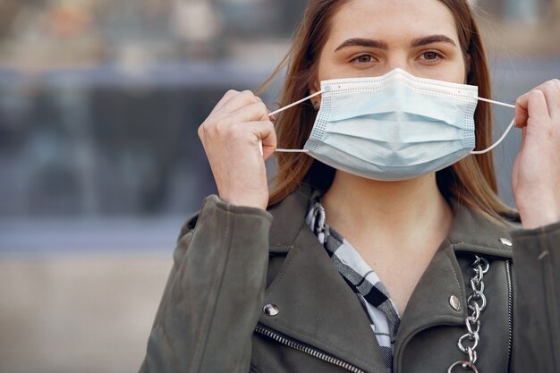 La donna in una maschera si trova sulla strada