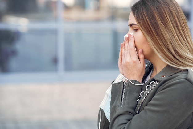 La donna in una maschera si trova sulla strada