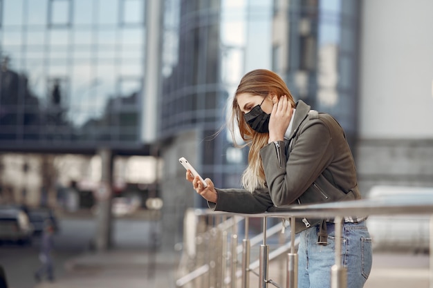 La donna in una maschera si trova sulla strada