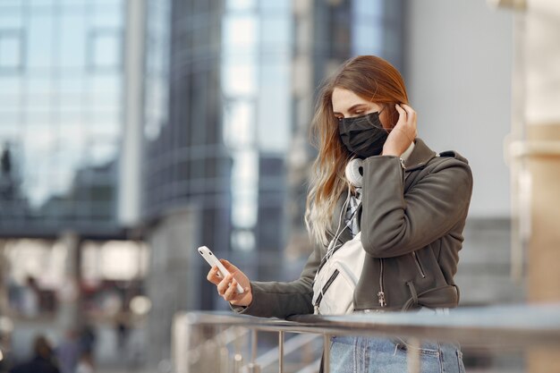 La donna in una maschera si trova sulla strada