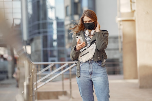 La donna in una maschera si trova sulla strada