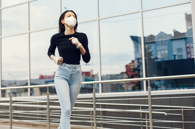 La donna in una maschera si trova sulla strada