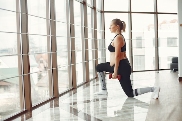 La donna incinta fa sport con i pesi