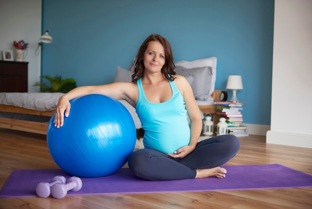 La donna incinta inizia la sessione di yoga