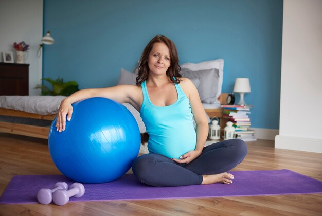 La donna incinta inizia la sessione di yoga