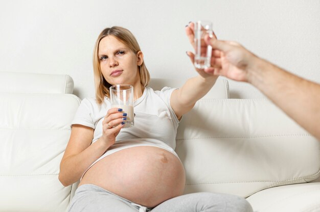 La donna incinta si rifiuta di bere alcolici