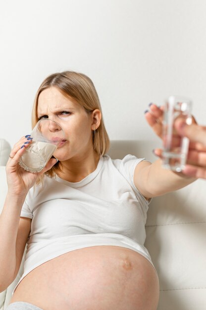 La donna incinta si rifiuta di bere