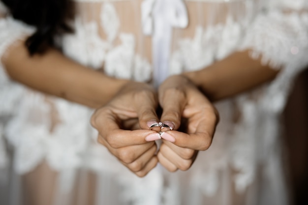 La donna mostra il suo anello di fidanzamento con gemma delicata
