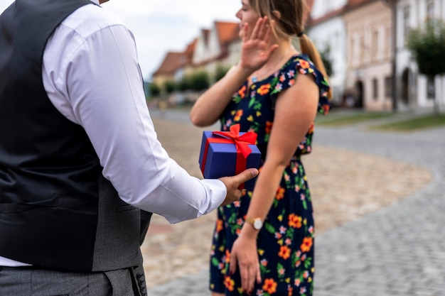 La donna non è soddisfatta del presente