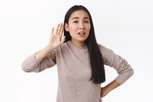 la donna non ha colto ciò che è stato detto, tenere la mano vicino all'orecchio per origliare