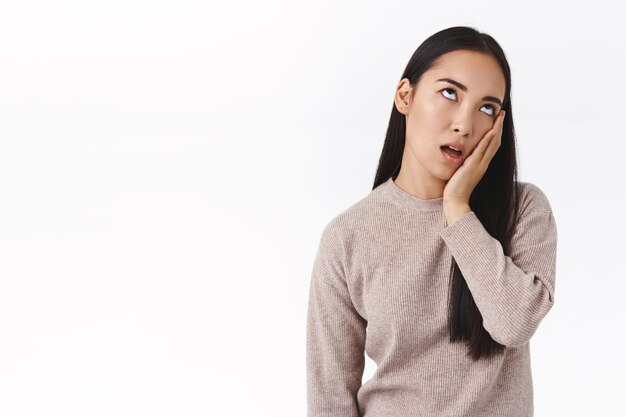 la donna prende a pugni la faccia, fa il palmo del viso e le palpebre rotolanti dal fastidio e dall'irritazione