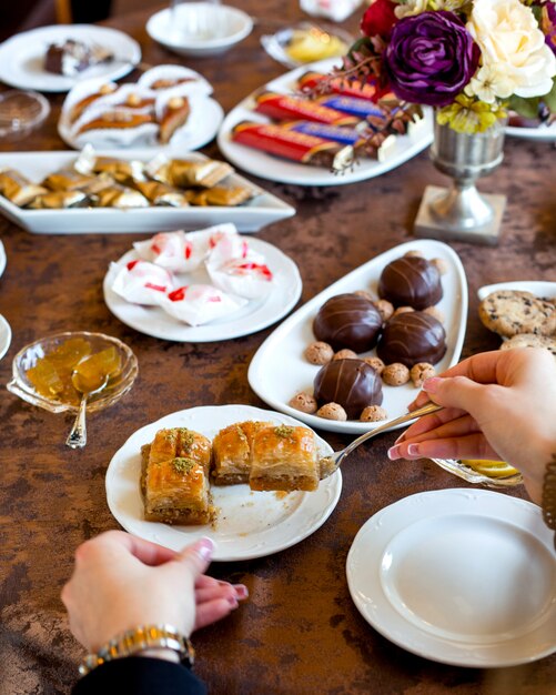 La donna prende baklava dal piatto