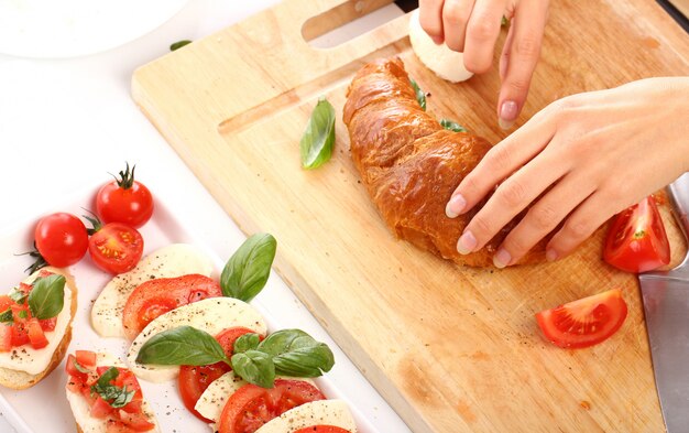 La donna prepara il cibo