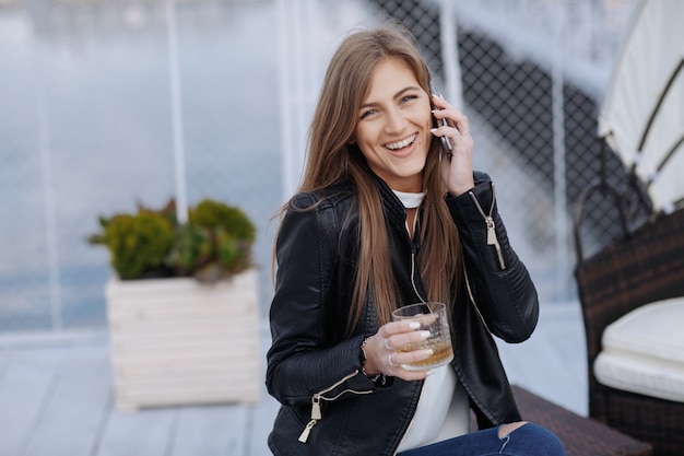 La donna ridendo e parlando al telefono