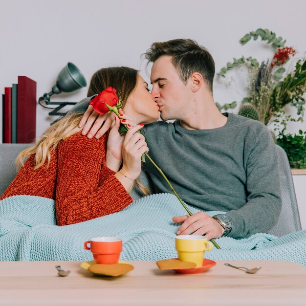 La donna ringrazia l&#39;uomo per la rosa