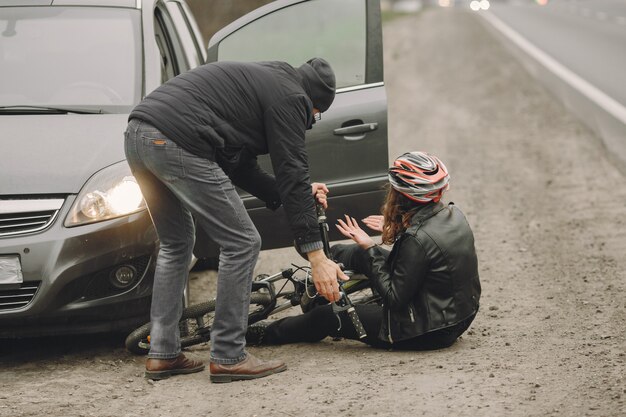 La donna si è schiantata contro la macchina. Ragazza in un casco.