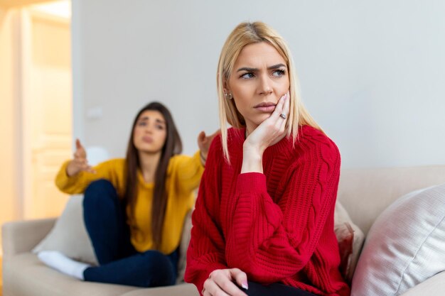 La donna si scusa con la sua amica dopo il combattimento La donna pentita spera di essere perdonata da un'amica triste e pensierosa