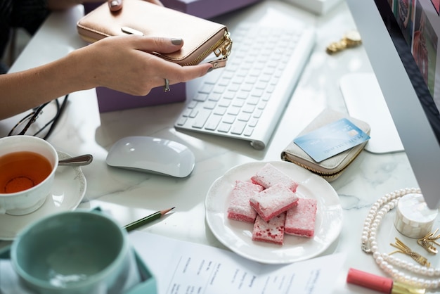 La donna si sta godendo lo shopping online