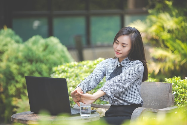 La donna soffre di affaticamento dal lavoro.