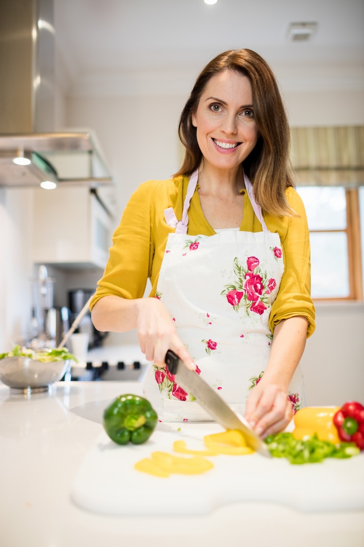 Foto gratuito la donna tagliare le verdure sul tagliere