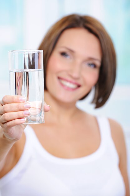 La donna tiene un bicchiere di acqua pulita