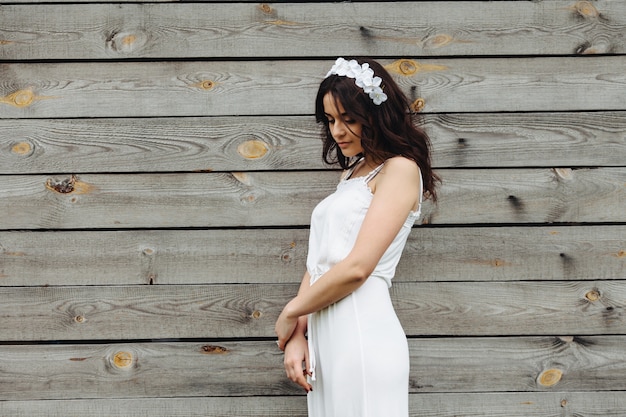 La donna vestita di bianco con un fondo in legno