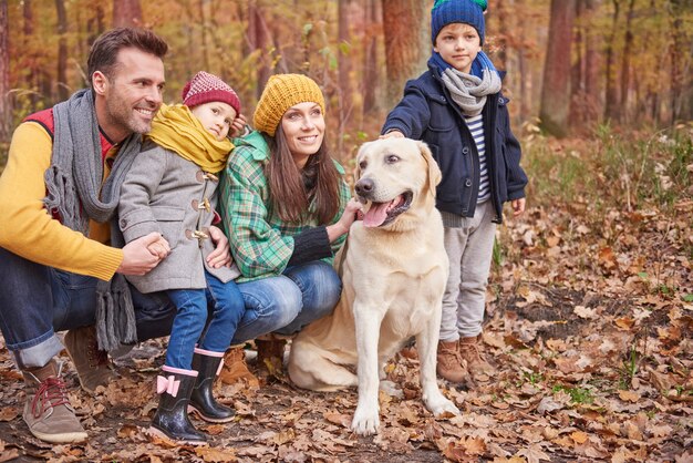 La famiglia ama passare il tempo fuori