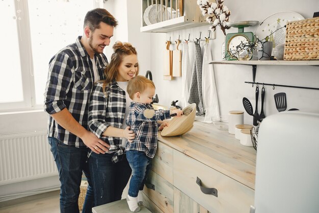 La famiglia carina si diverte in cucina