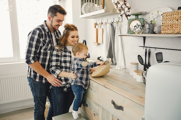 La famiglia carina si diverte in cucina