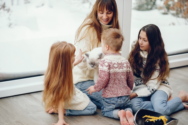 La famiglia che trascorre del tempo a casa è in piedi vicino a windons