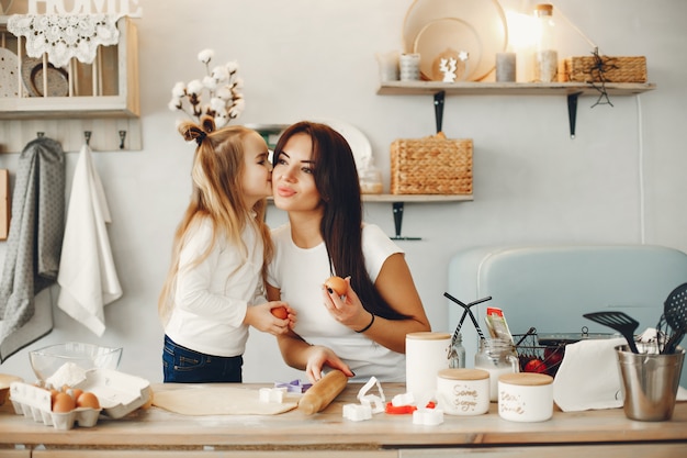 La famiglia cucina l&#39;impasto per i biscotti