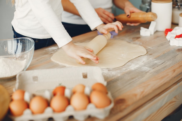 La famiglia cucina l&#39;impasto per i biscotti