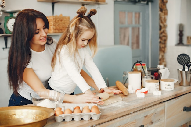 La famiglia cucina l&#39;impasto per i biscotti