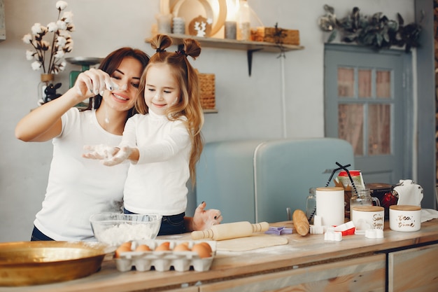 La famiglia cucina l&#39;impasto per i biscotti