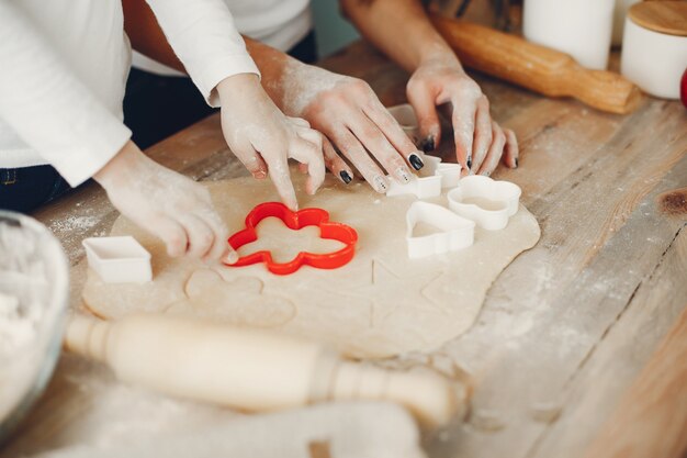 La famiglia cucina l&#39;impasto per i biscotti