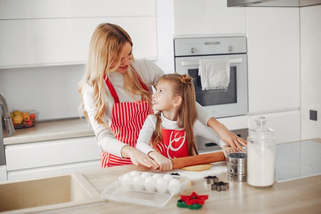 La famiglia cucina l&#39;impasto per i biscotti