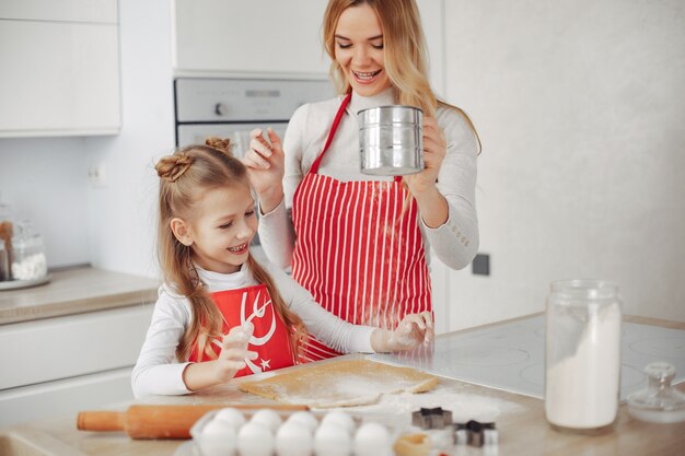 La famiglia cucina l&#39;impasto per i biscotti