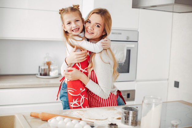 La famiglia cucina l&#39;impasto per i biscotti