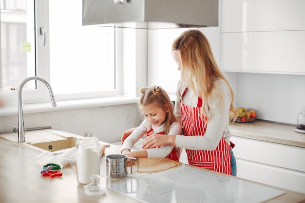 La famiglia cucina l&#39;impasto per i biscotti