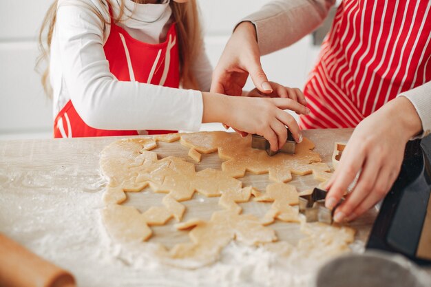 La famiglia cucina l&#39;impasto per i biscotti