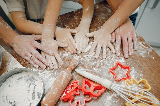 La famiglia cucina l&#39;impasto per i biscotti