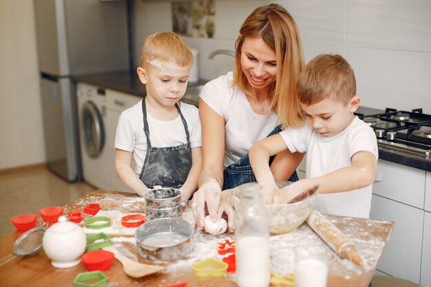 La famiglia cucina l&#39;impasto per i biscotti