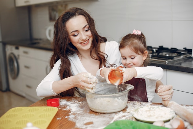 La famiglia cucina l&#39;impasto per i biscotti