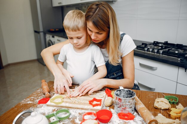 La famiglia cucina l&#39;impasto per i biscotti